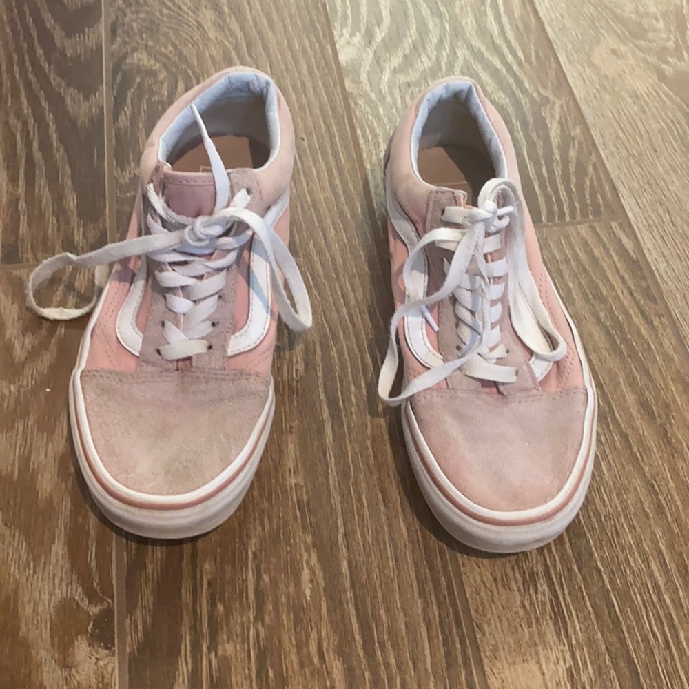 Women’s pink suede vans